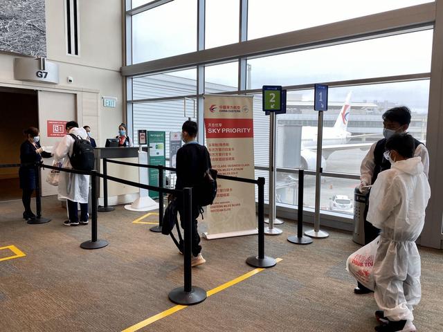 180名在美未成年留学生今日乘包机飞抵上海浦东机场