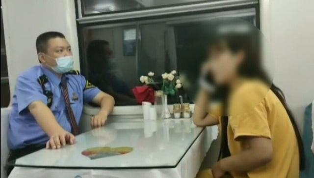 15岁女孩偷拿户口本离家出走，乘火车要去上海见网友