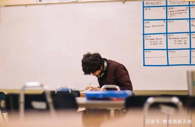 清华博士毕业后去当中学老师引人质疑，老师“内卷”是好是坏？
