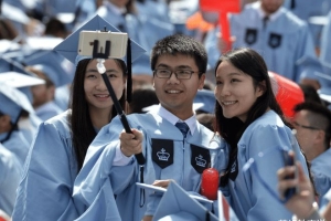 2万余名清华留学生不愿回国，知情人表示：是不敢，不是不愿意