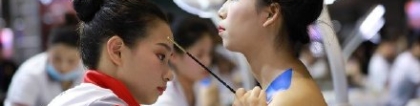 24岁姑娘成首位落户上海的美容师 巧手把美丽带给身边人