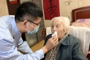 26岁养老护理员，作为上海重点人才落户！每天为老人翻身、喂饭、换纸尿裤，他说